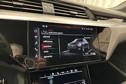 harmaa Audi Q8 e-tron 2023 kuva 21.