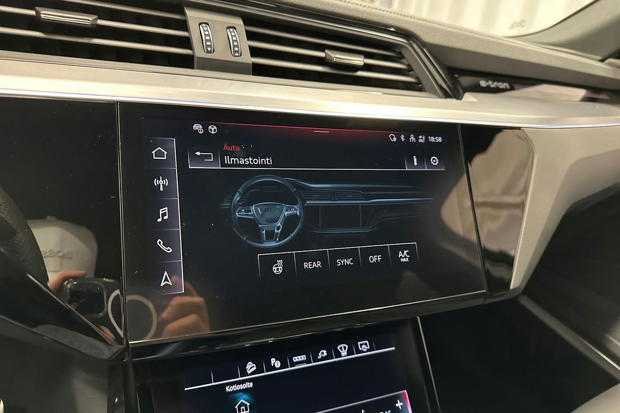 harmaa Audi Q8 e-tron 2023 kuva 22.
