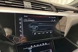 harmaa Audi Q8 e-tron 2023 kuva 22.