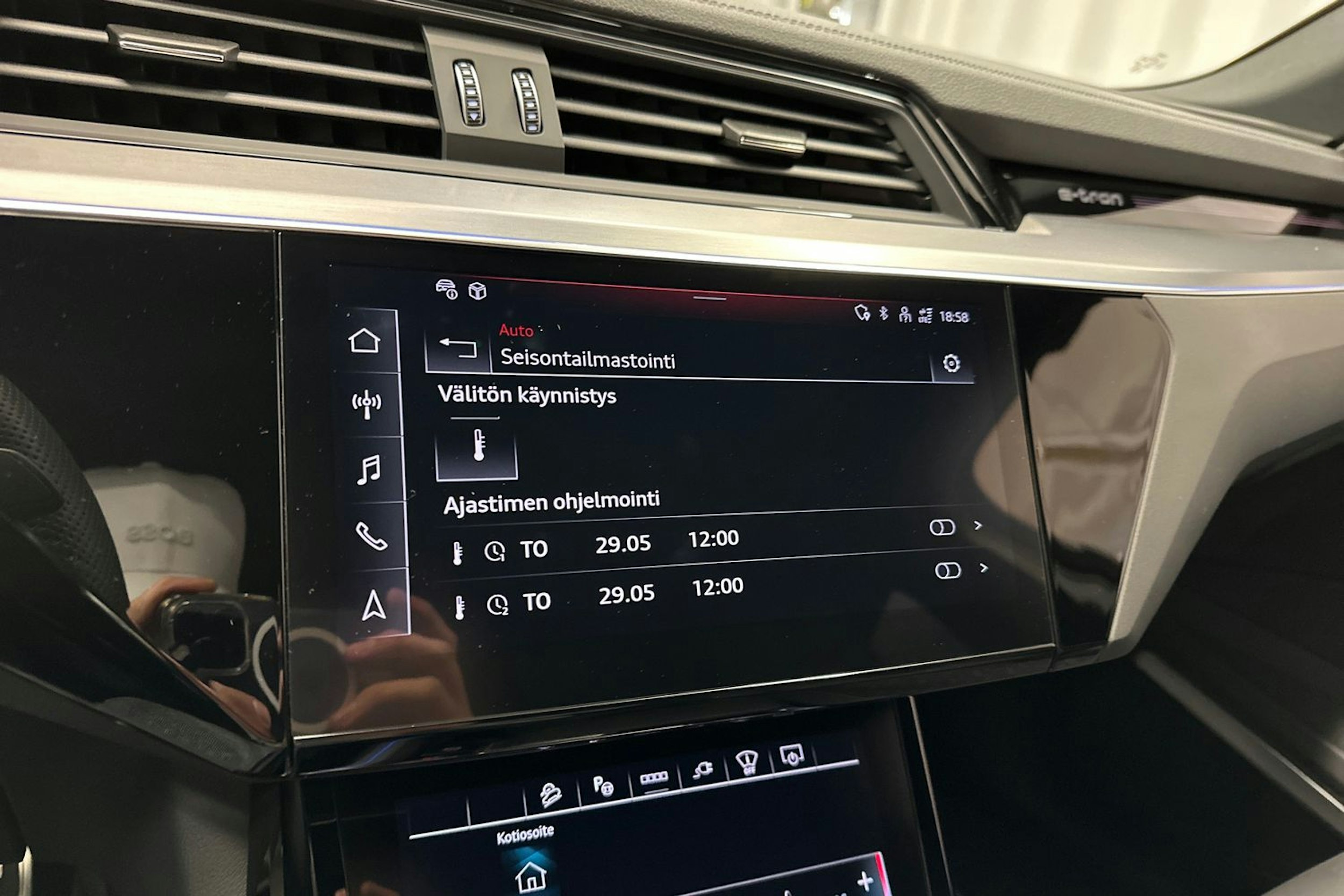 harmaa Audi Q8 e-tron 2023 kuva 23.
