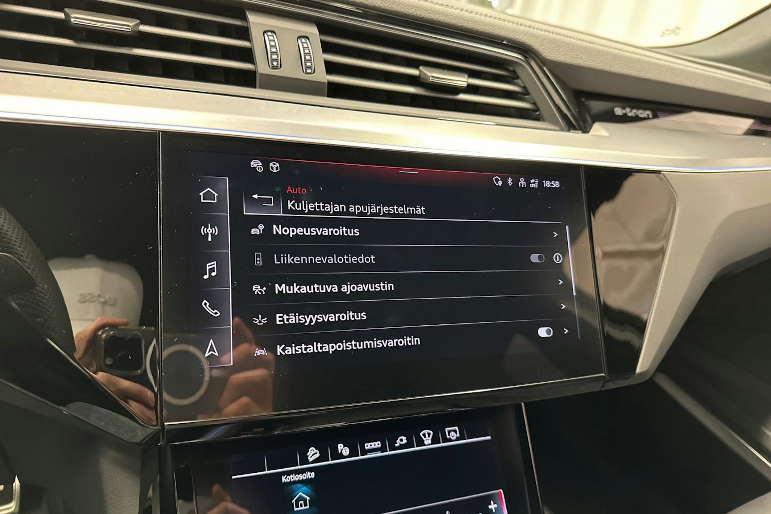 harmaa Audi Q8 e-tron 2023 kuva 24.