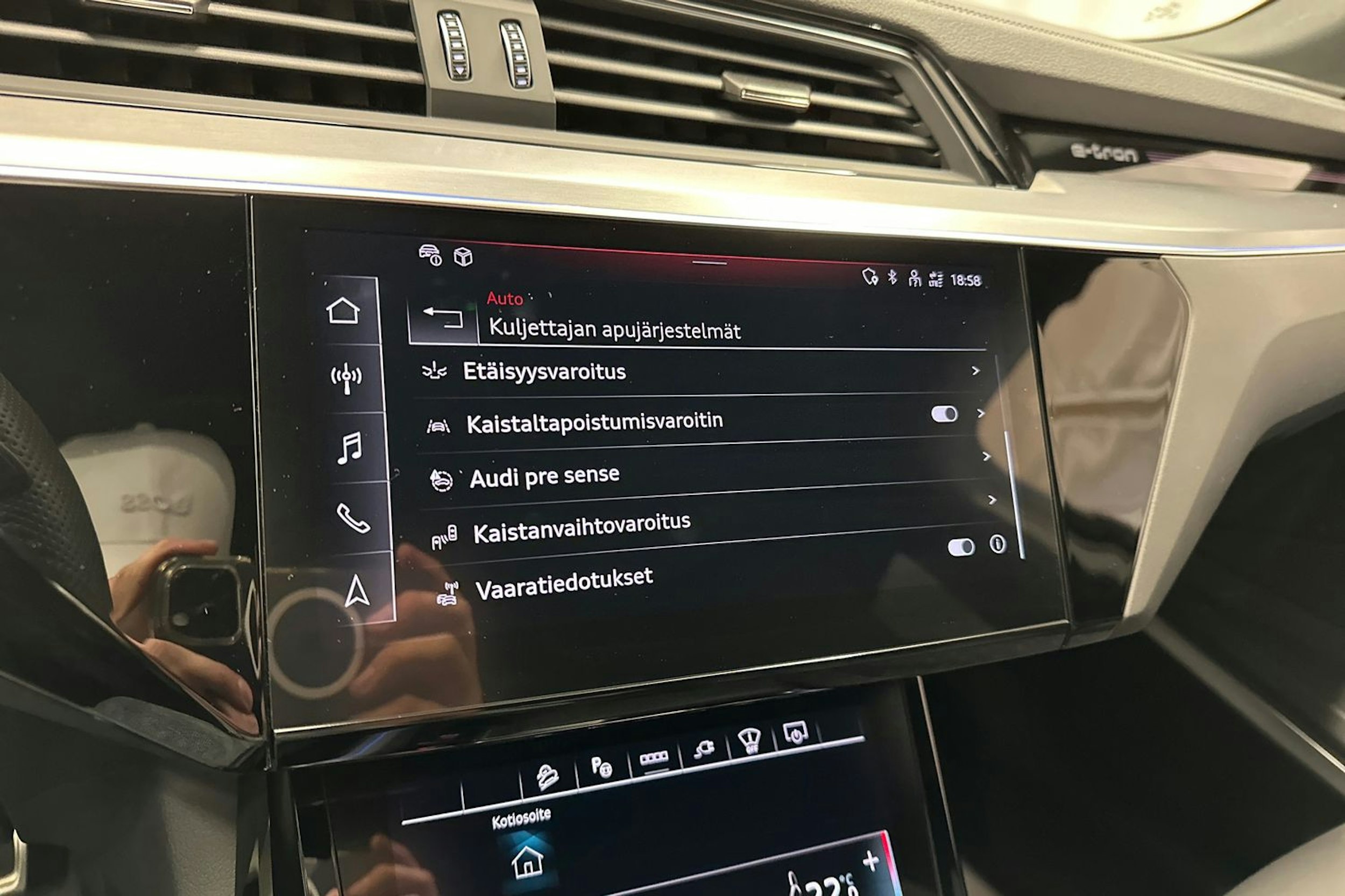 harmaa Audi Q8 e-tron 2023 kuva 25.