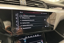 harmaa Audi Q8 e-tron 2023 kuva 25.
