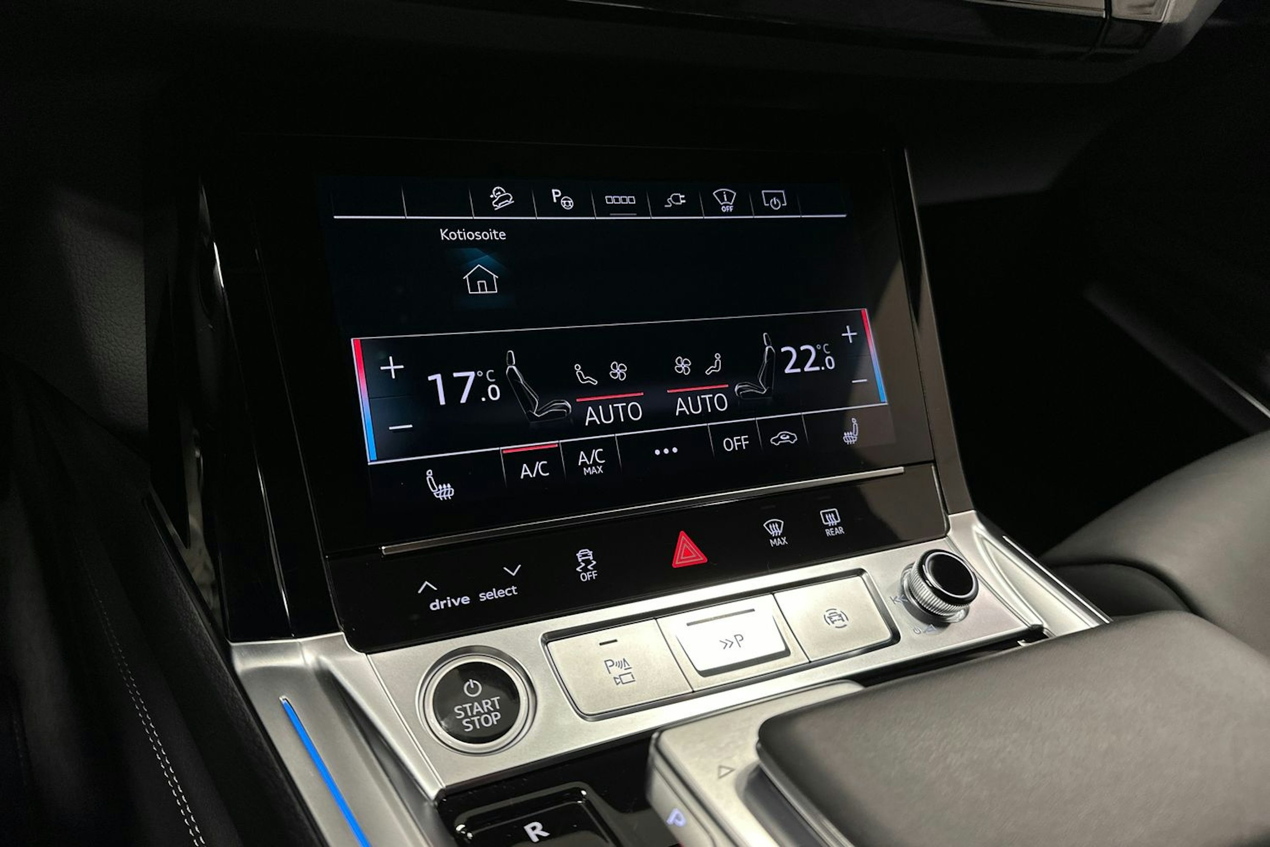 harmaa Audi Q8 e-tron 2023 kuva 26.