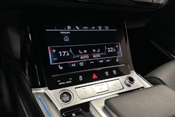 harmaa Audi Q8 e-tron 2023 kuva 26.