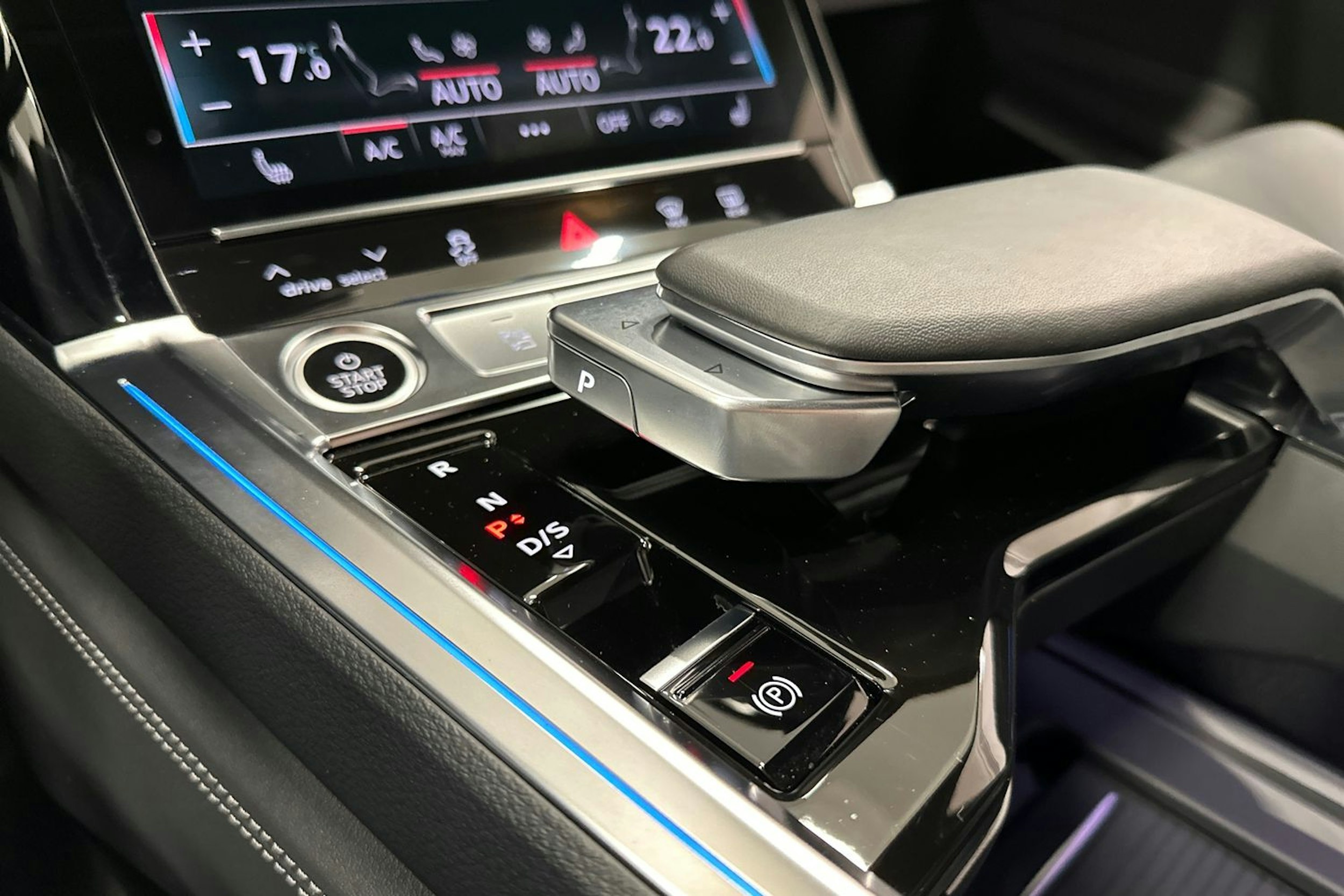 harmaa Audi Q8 e-tron 2023 kuva 27.