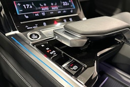 harmaa Audi Q8 e-tron 2023 kuva 27.