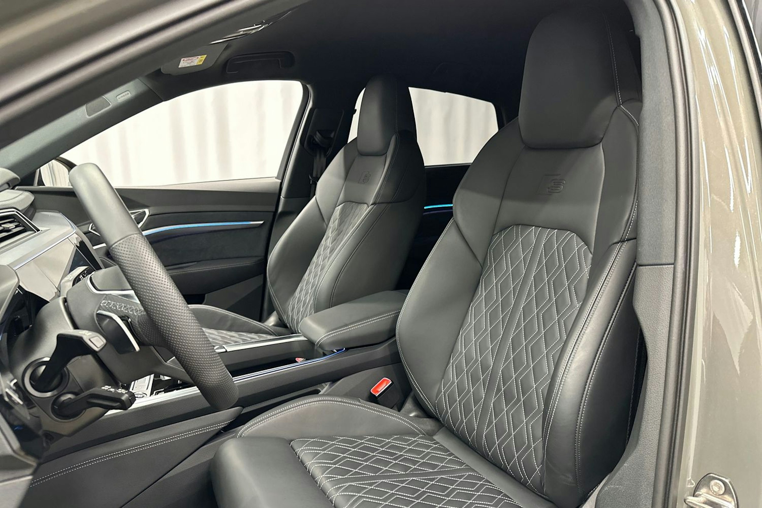 harmaa Audi Q8 e-tron 2023 kuva 29.