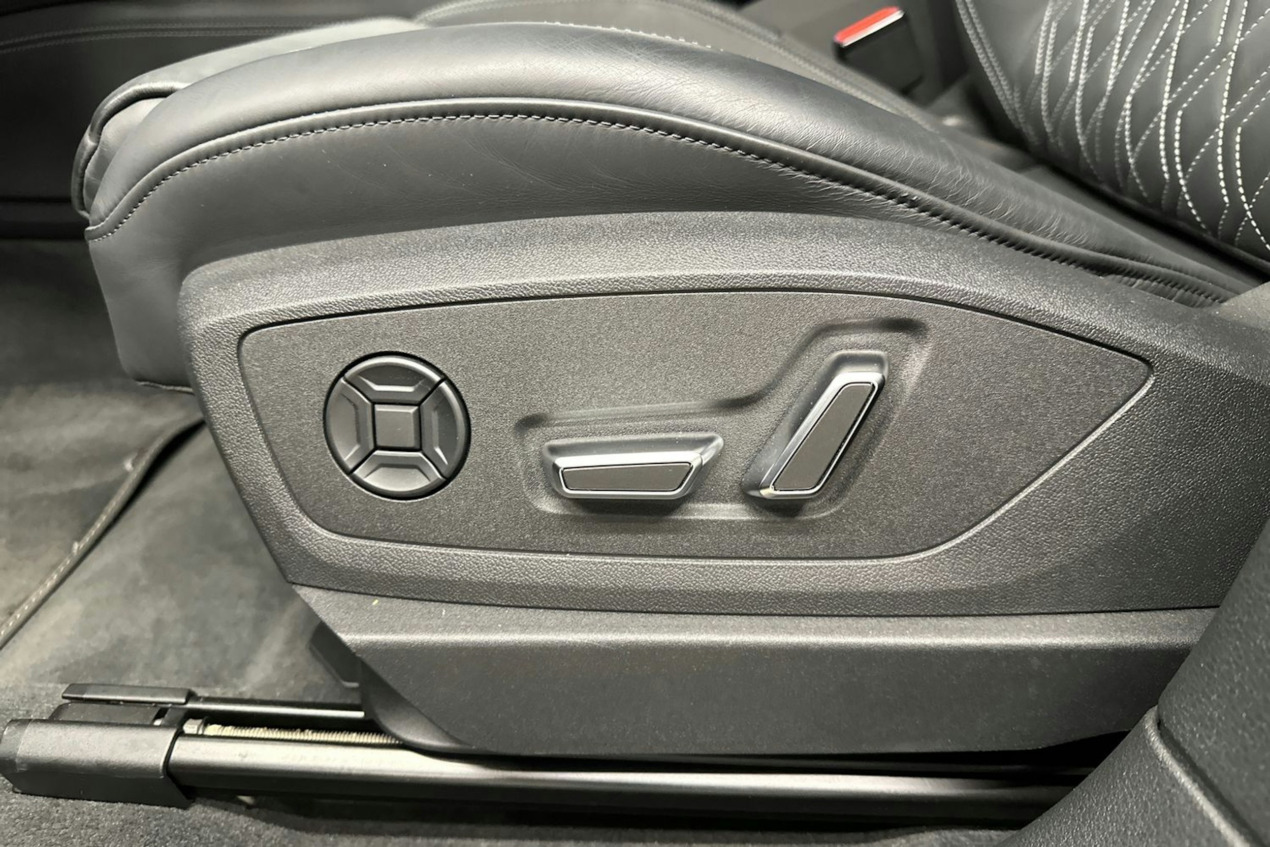 harmaa Audi Q8 e-tron 2023 kuva 30.