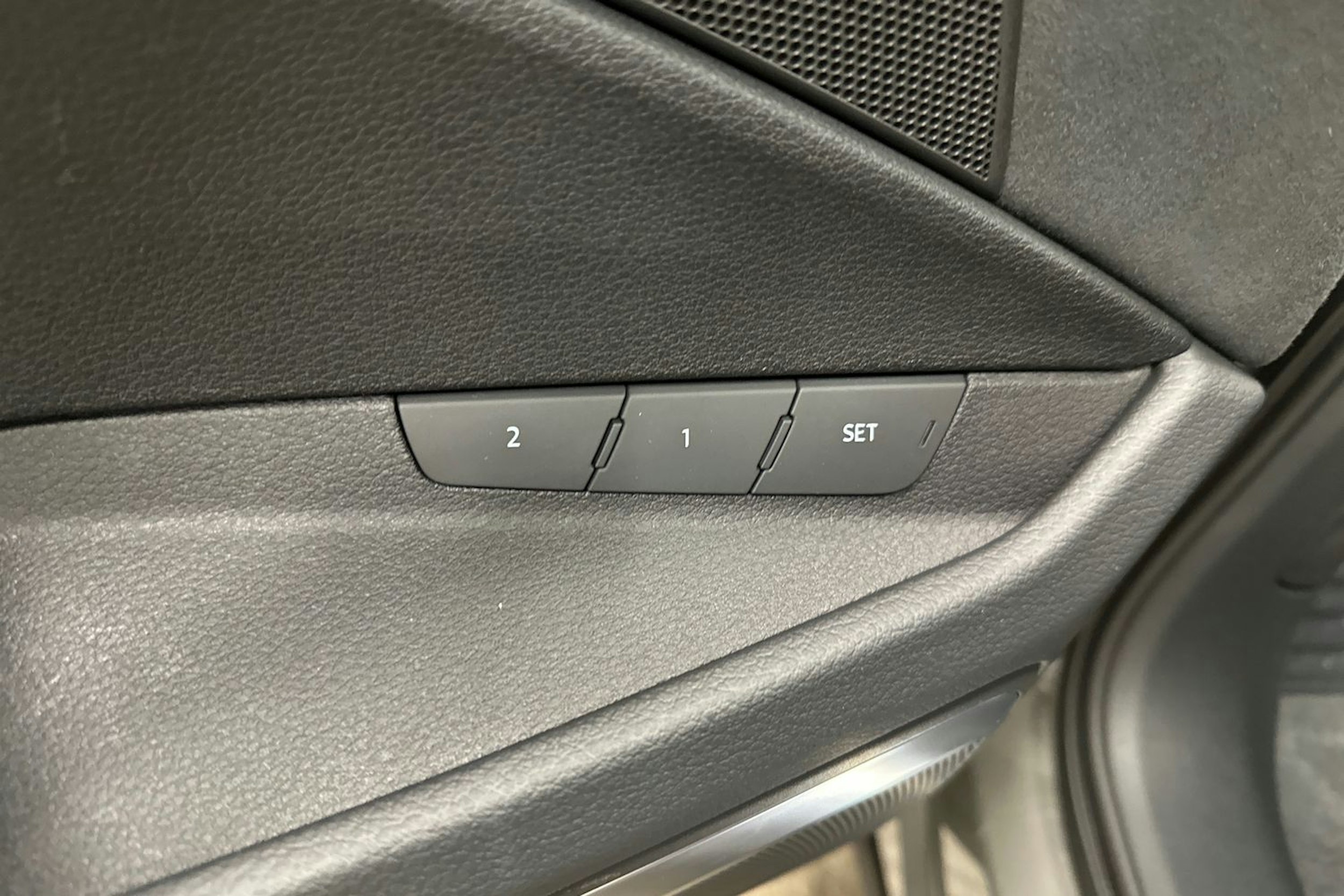 harmaa Audi Q8 e-tron 2023 kuva 31.