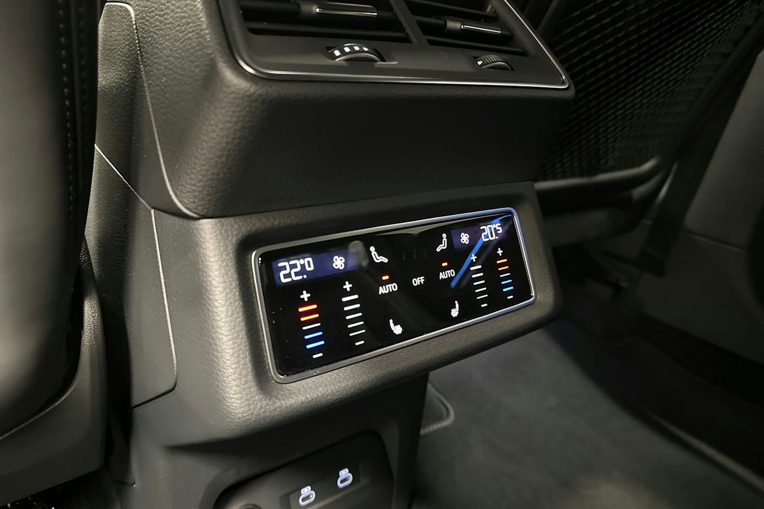 harmaa Audi Q8 e-tron 2023 kuva 32.
