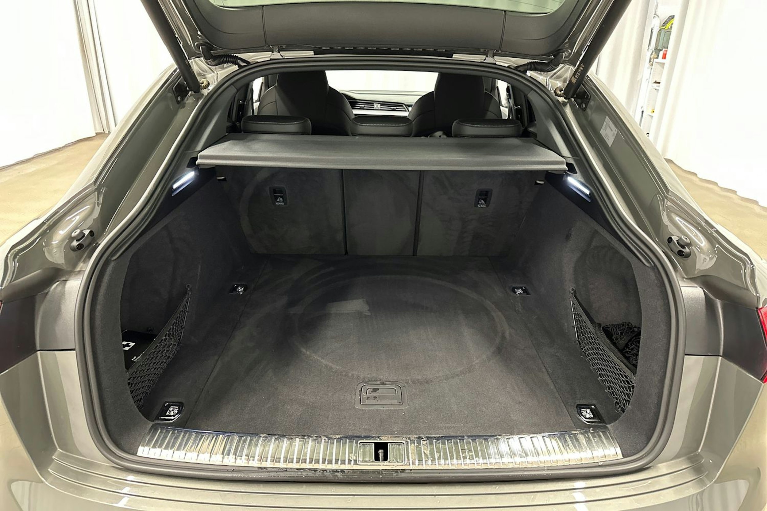 harmaa Audi Q8 e-tron 2023 kuva 33.