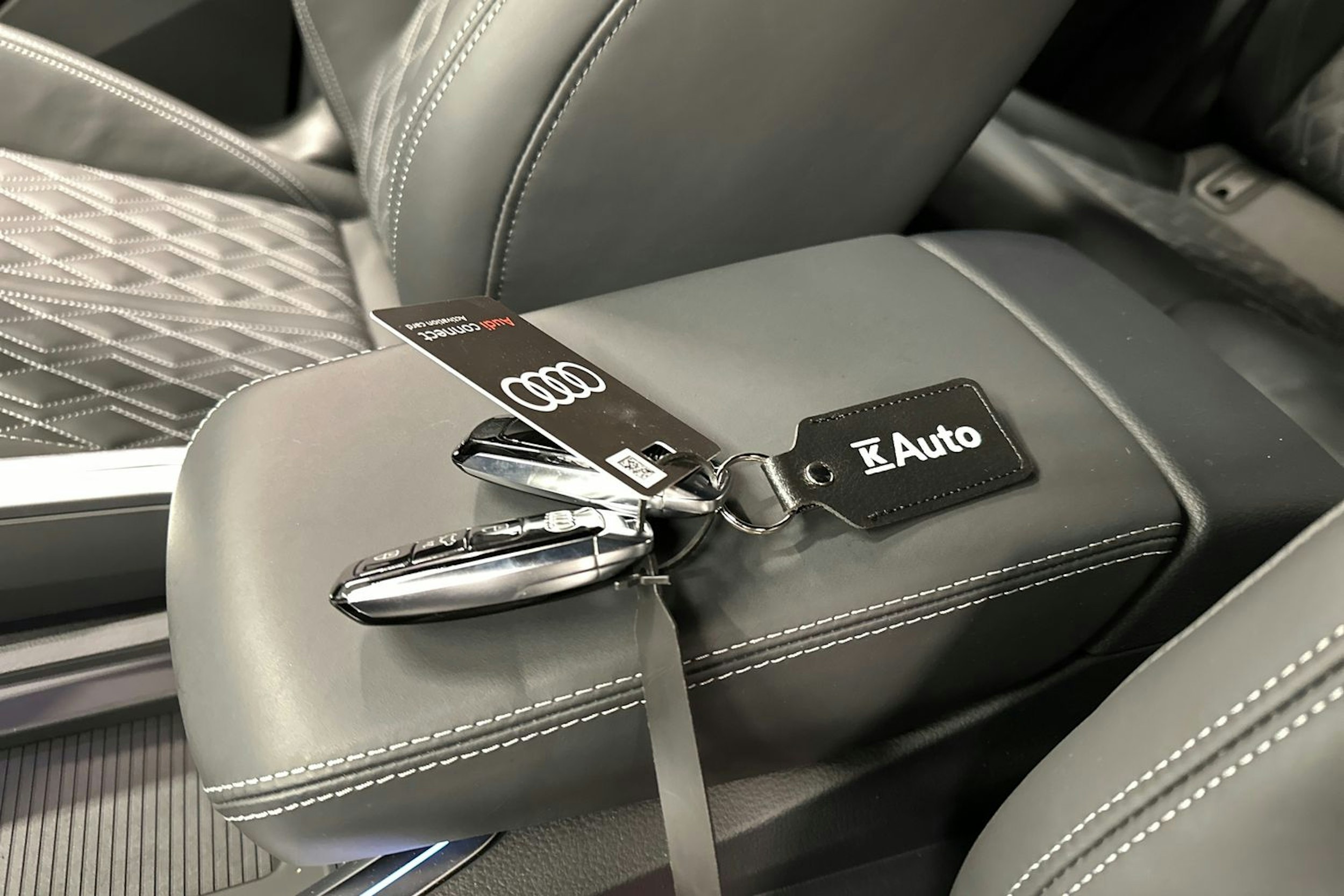 harmaa Audi Q8 e-tron 2023 kuva 35.