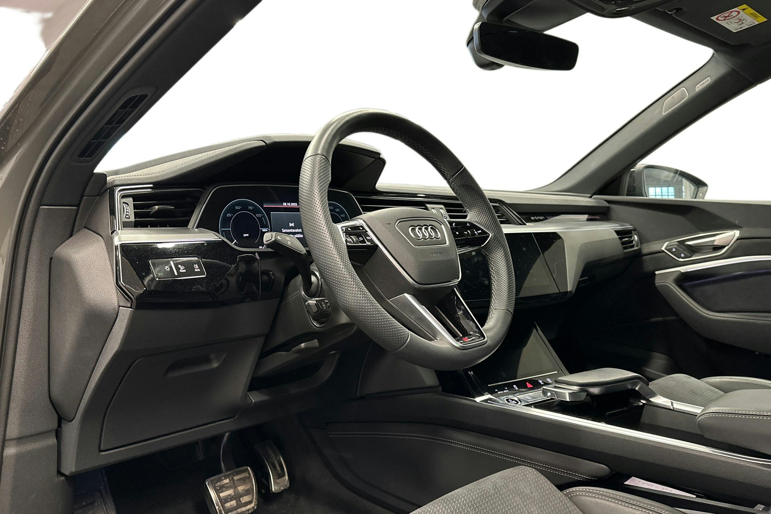 harmaa Audi Q8 e-tron 2024 kuva 3.