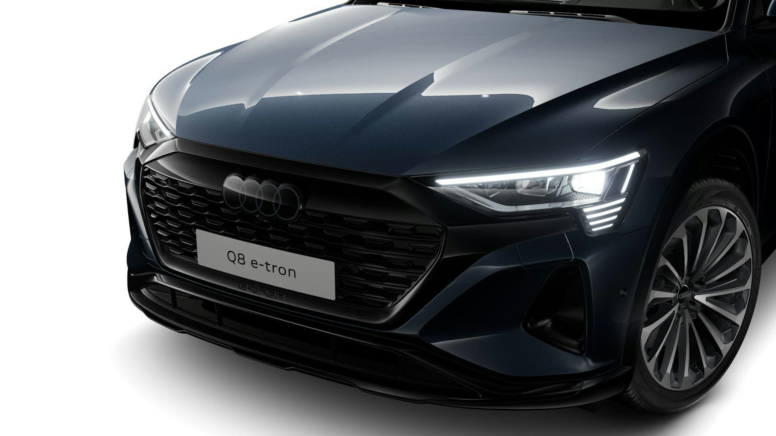 sininen Audi Q8 e-tron 2024 kuva 6.