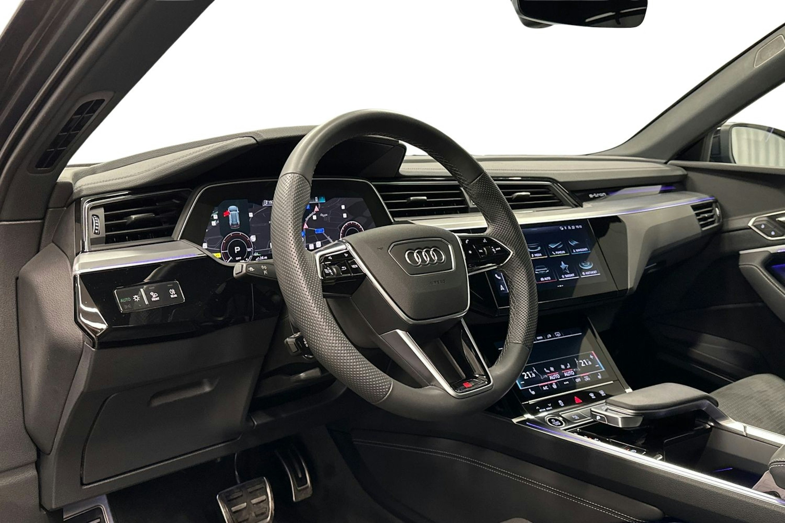 harmaa Audi Q8 e-tron 2024 kuva 3.