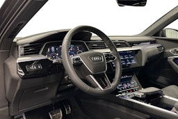 harmaa Audi Q8 e-tron 2024 kuva 3.