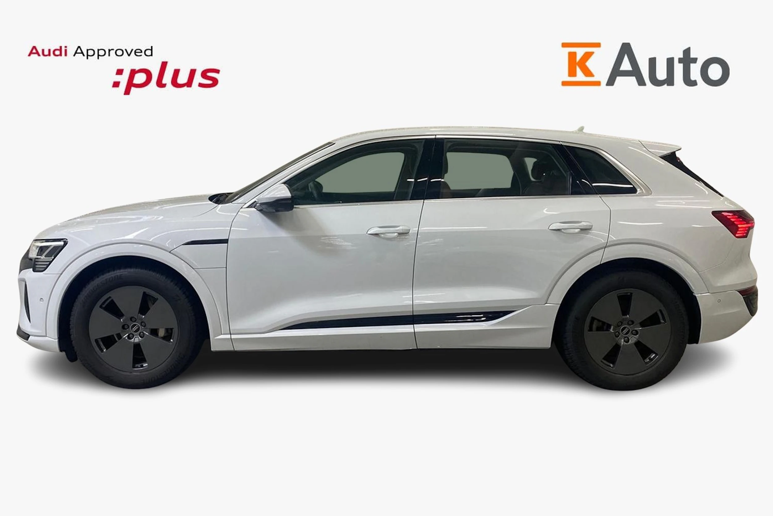 valkoinen Audi Q8 e-tron 2024 kuva 5.