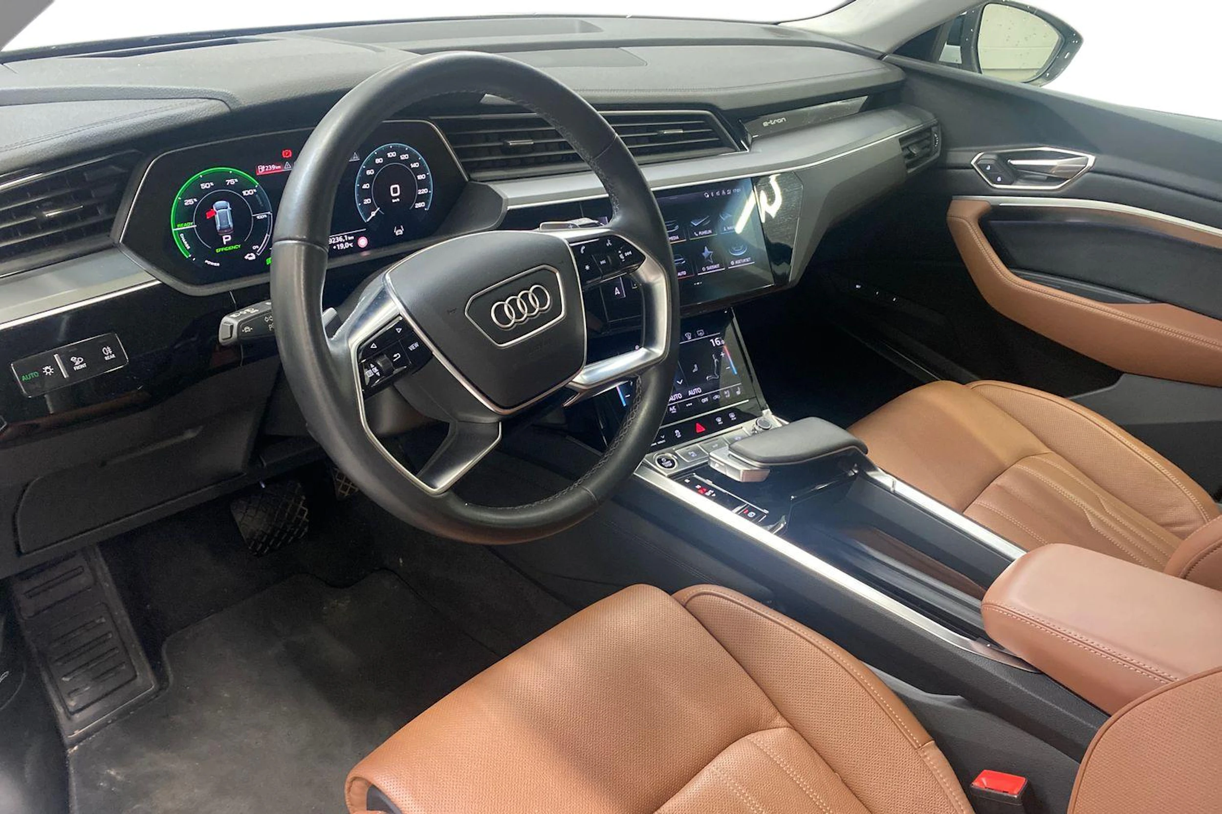 valkoinen Audi Q8 e-tron 2024 kuva 6.