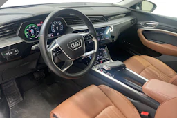 valkoinen Audi Q8 e-tron 2024 kuva 6.