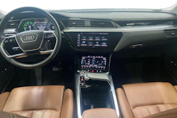 valkoinen Audi Q8 e-tron 2024 kuva 7.