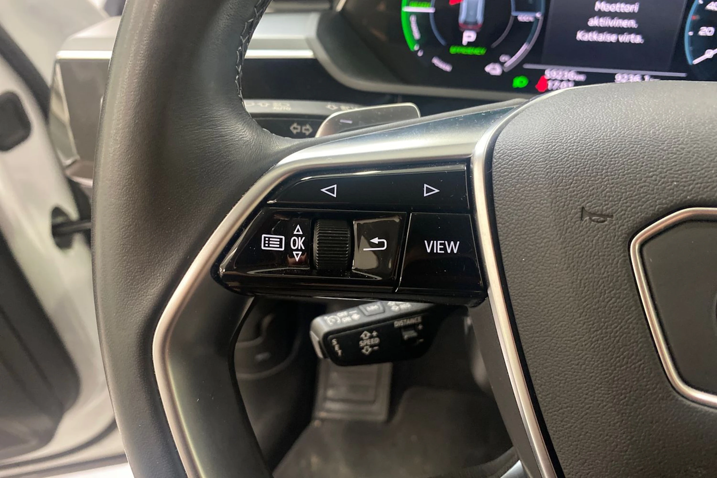 valkoinen Audi Q8 e-tron 2024 kuva 11.