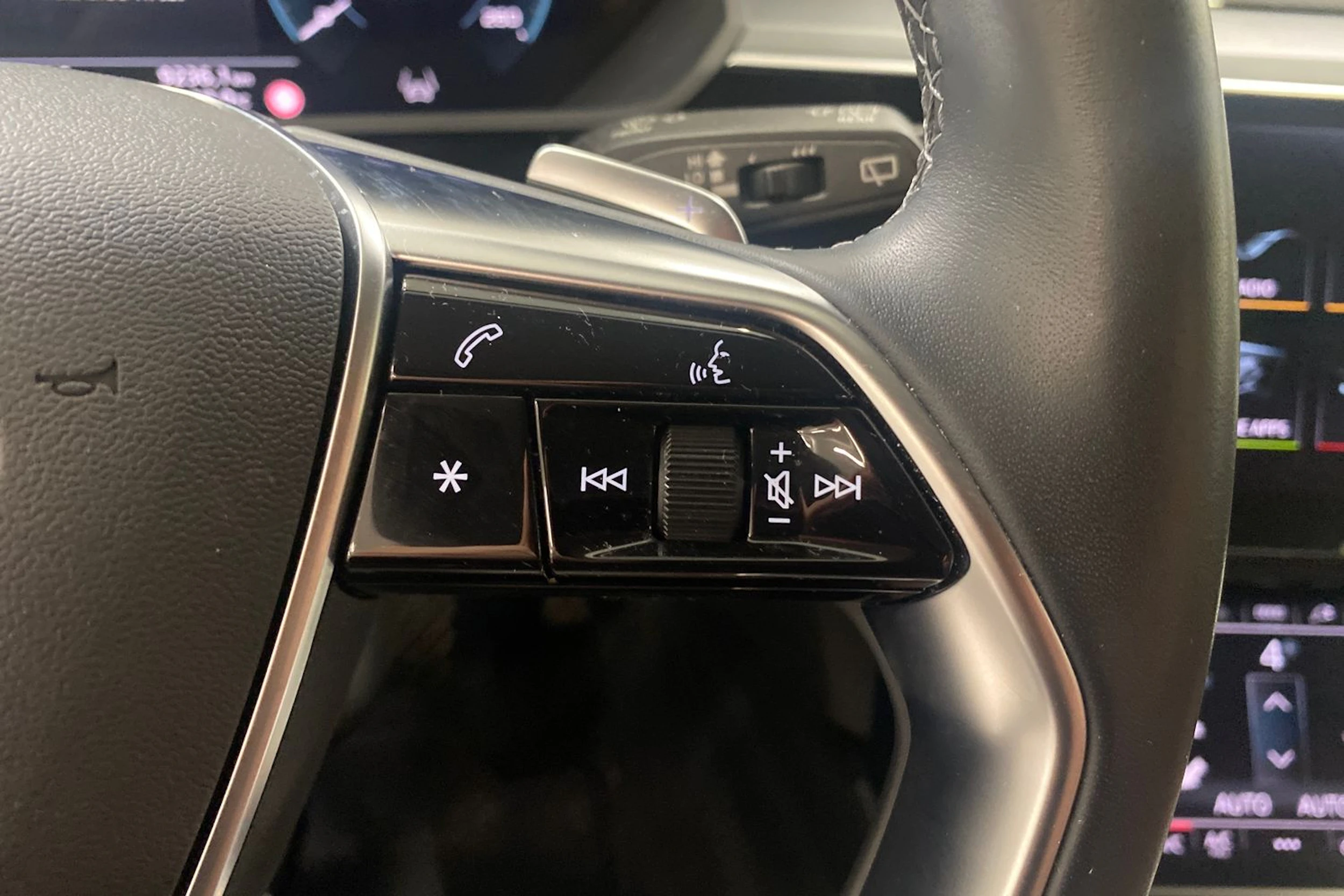 valkoinen Audi Q8 e-tron 2024 kuva 12.
