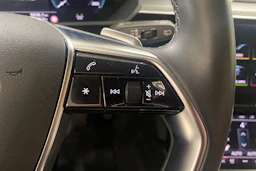 valkoinen Audi Q8 e-tron 2024 kuva 12.