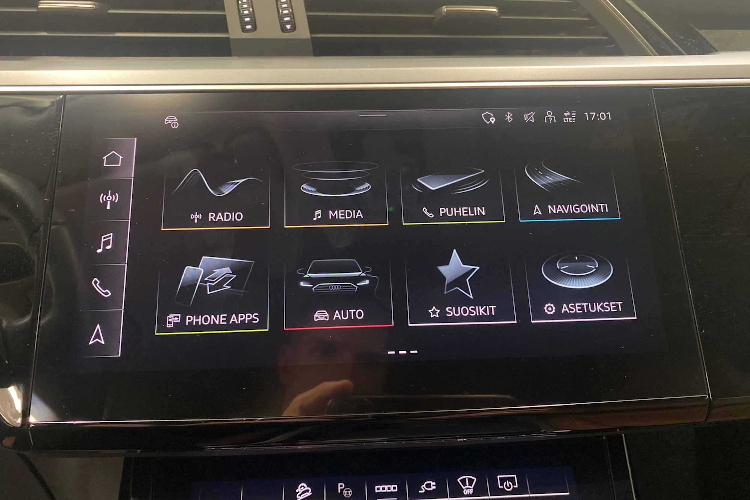 valkoinen Audi Q8 e-tron 2024 kuva 14.