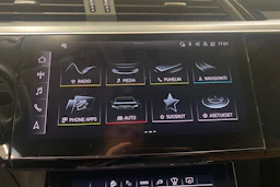 valkoinen Audi Q8 e-tron 2024 kuva 14.