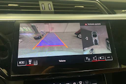 valkoinen Audi Q8 e-tron 2024 kuva 17.