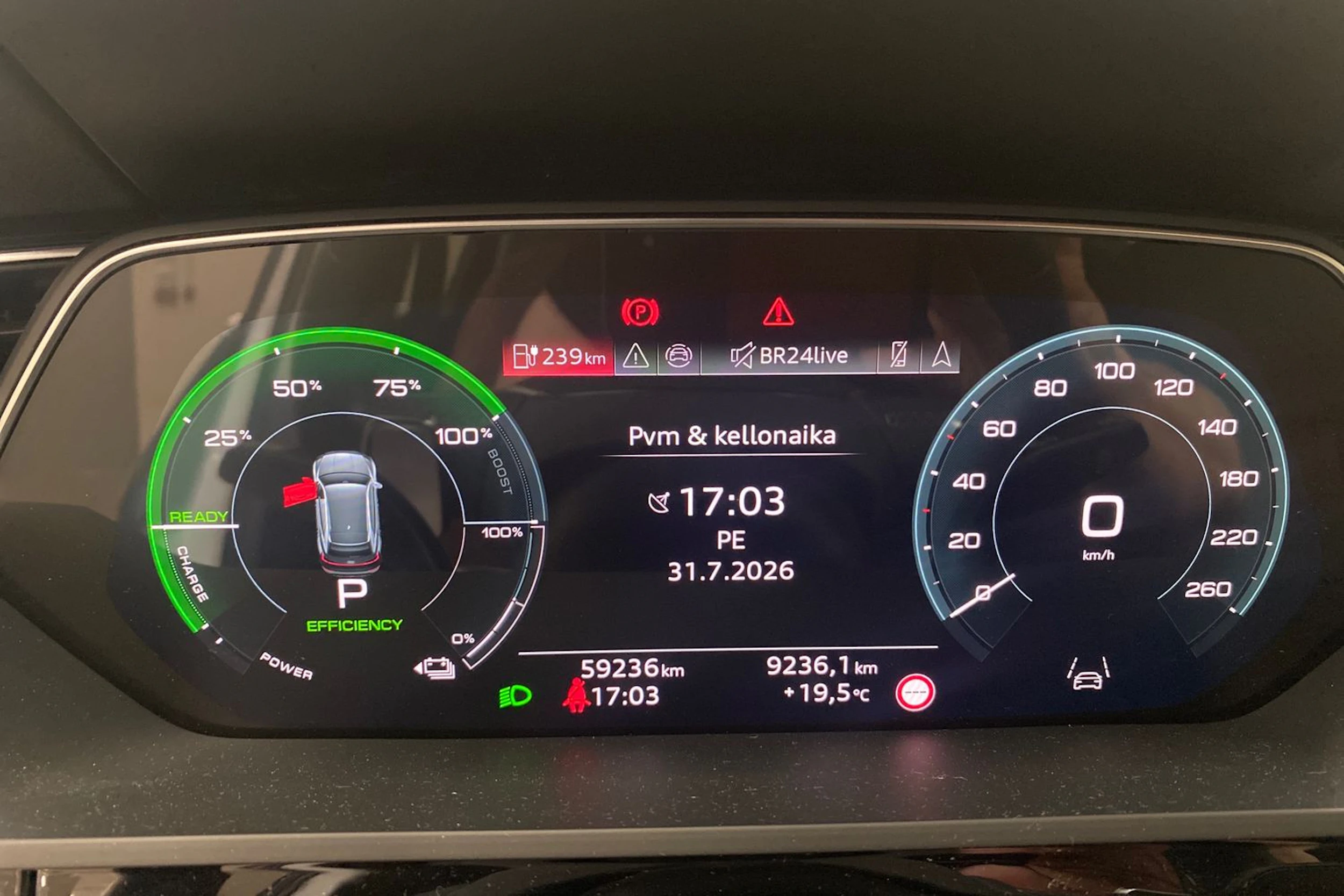 valkoinen Audi Q8 e-tron 2024 kuva 18.