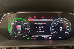 valkoinen Audi Q8 e-tron 2024 kuva 18.
