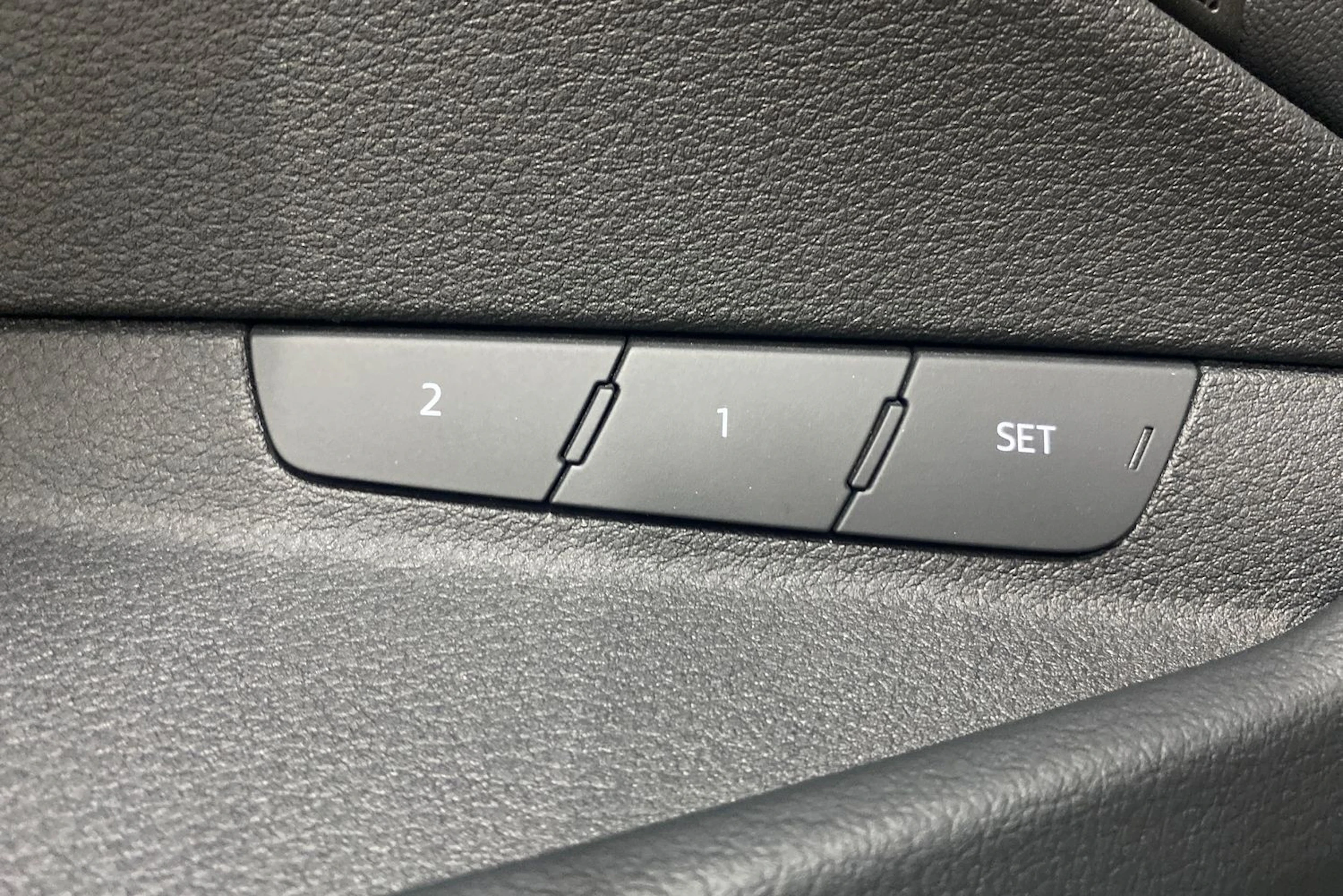 valkoinen Audi Q8 e-tron 2024 kuva 20.