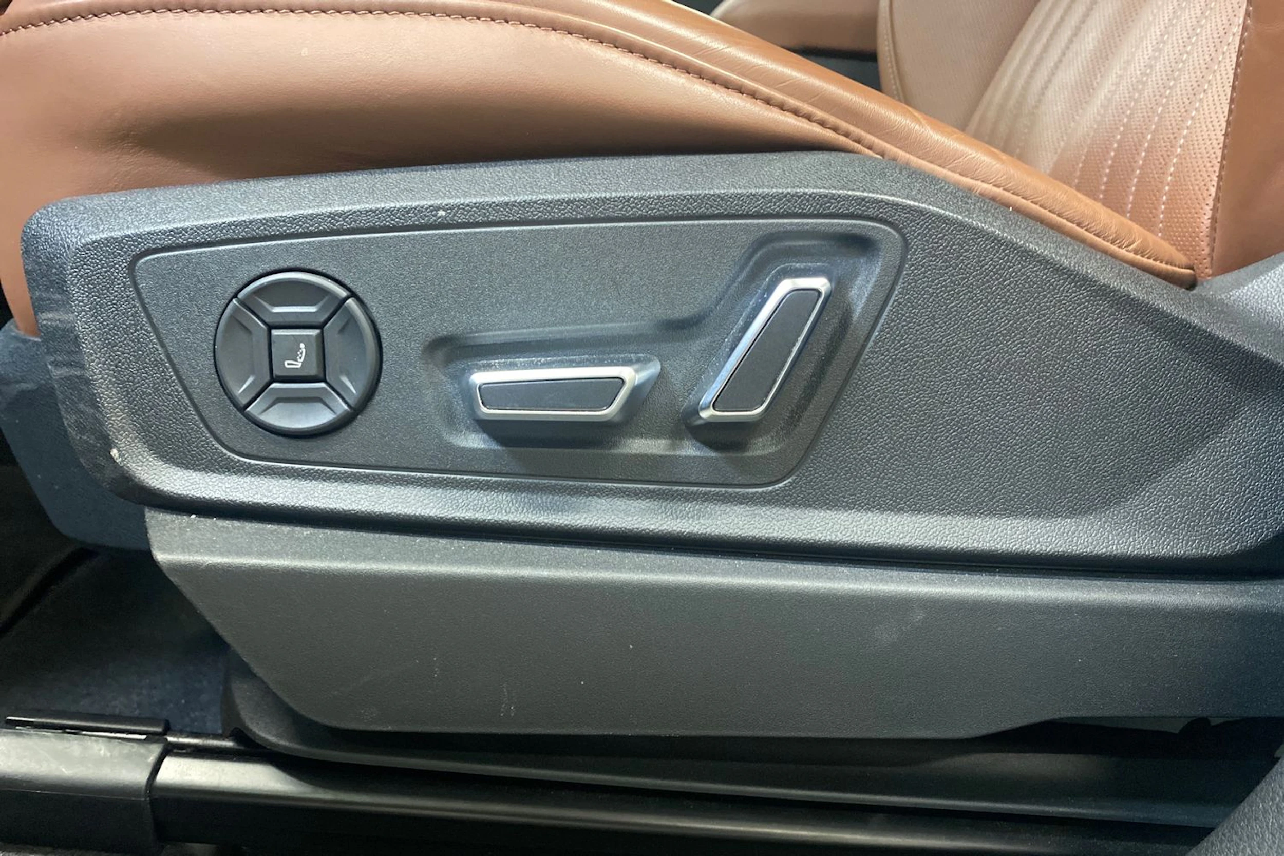 valkoinen Audi Q8 e-tron 2024 kuva 21.