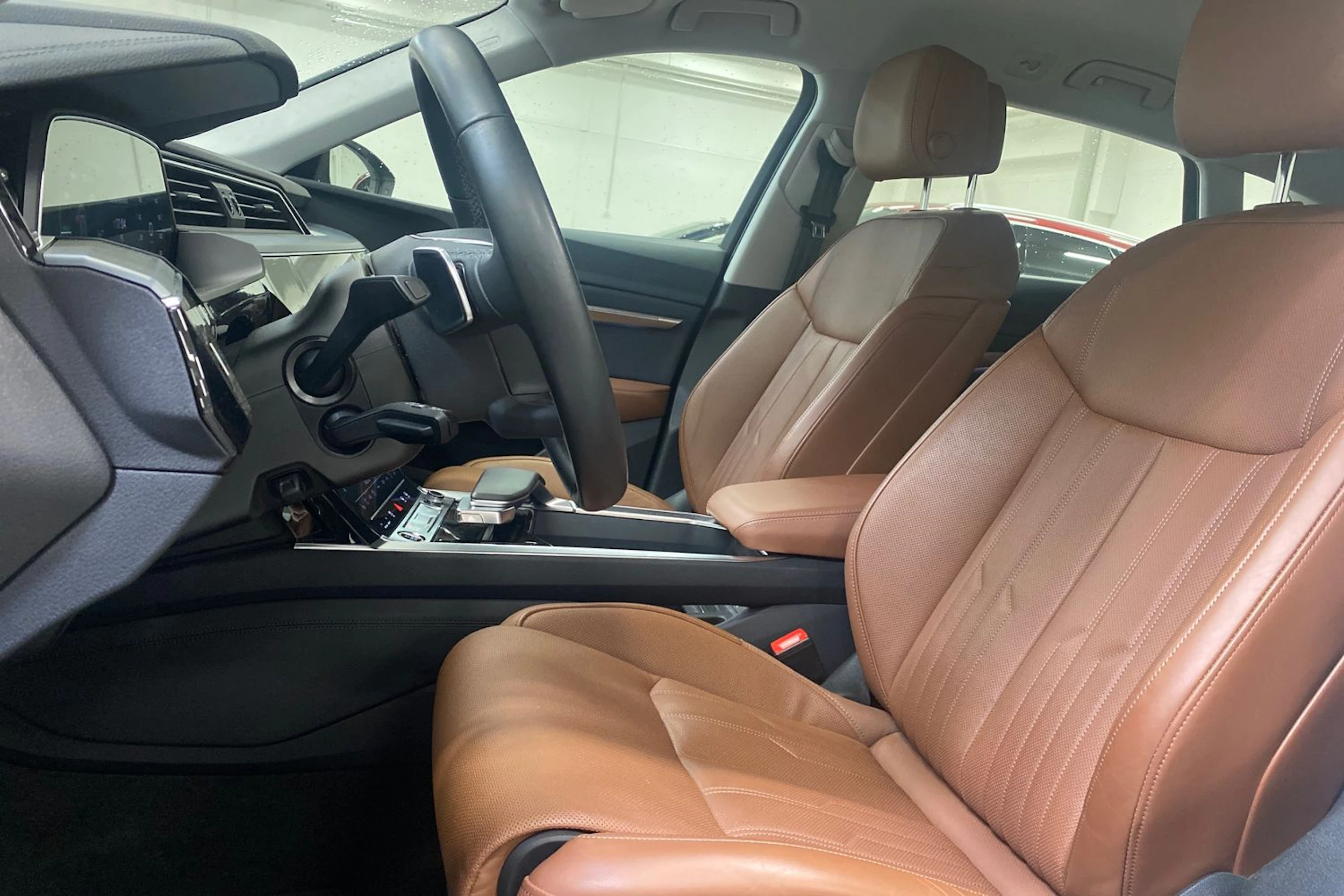 valkoinen Audi Q8 e-tron 2024 kuva 22.