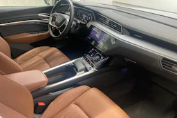 valkoinen Audi Q8 e-tron 2024 kuva 23.