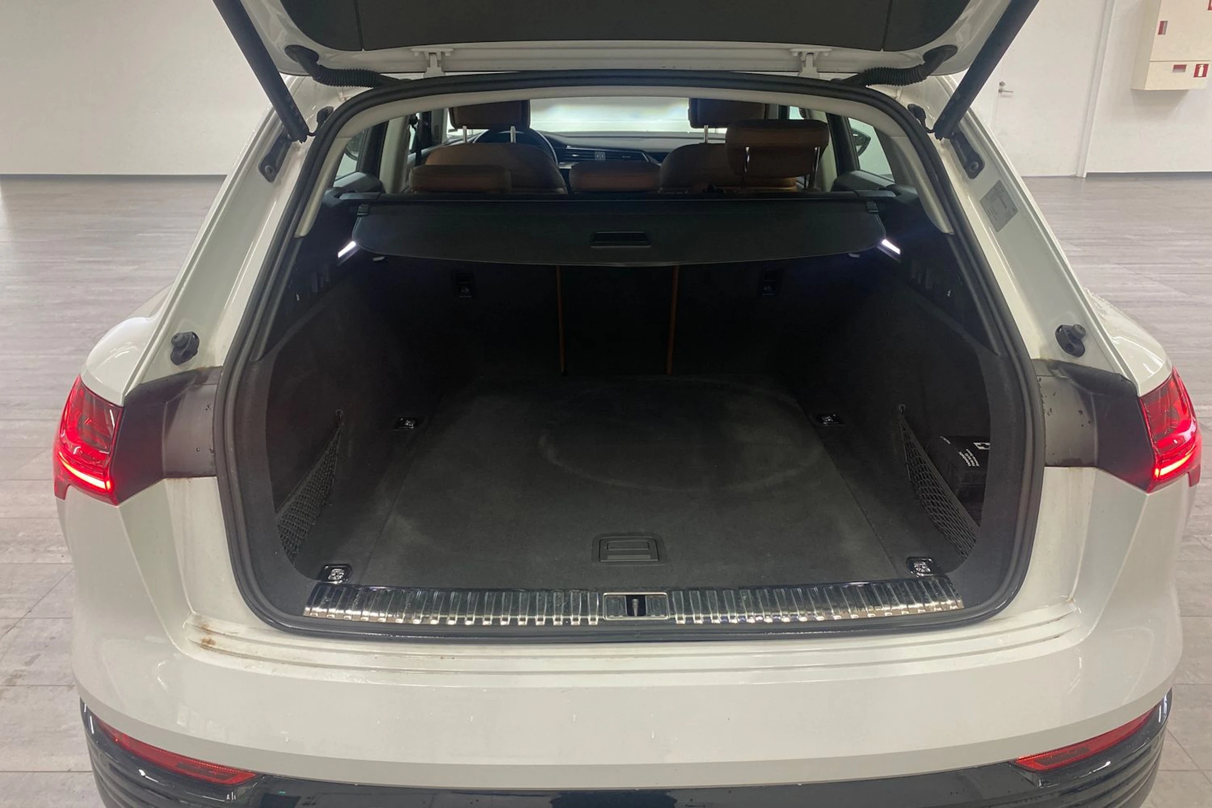 valkoinen Audi Q8 e-tron 2024 kuva 24.