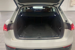 valkoinen Audi Q8 e-tron 2024 kuva 24.