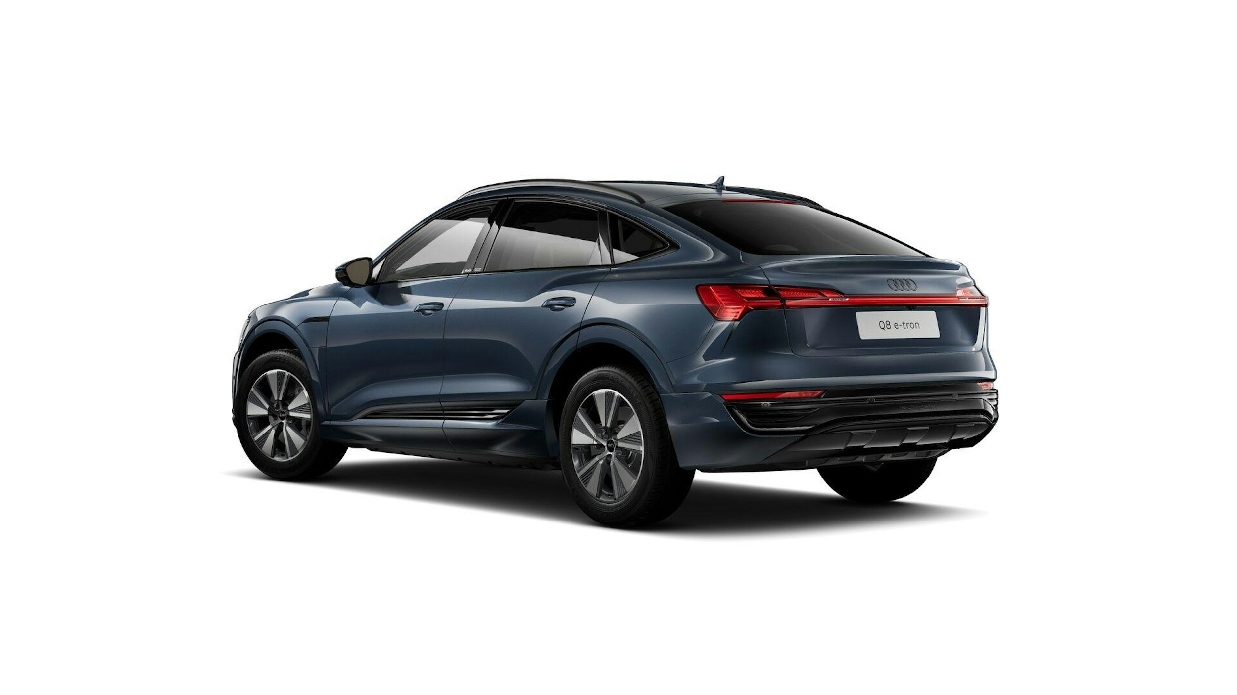 sininen Audi Q8 e-tron 2024 kuva 3.
