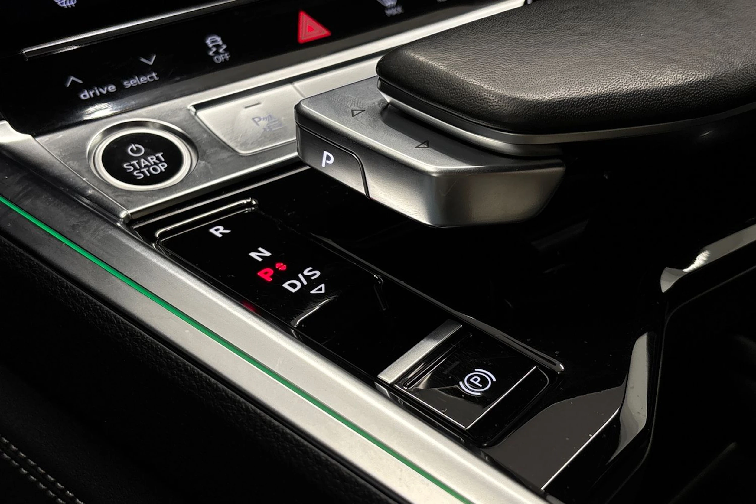 harmaa Audi Q8 e-tron 2024 kuva 26.