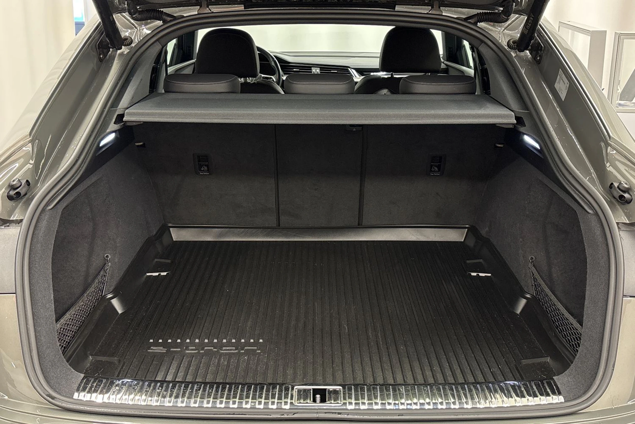 harmaa Audi Q8 e-tron 2024 kuva 27.