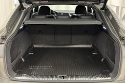 harmaa Audi Q8 e-tron 2024 kuva 27.