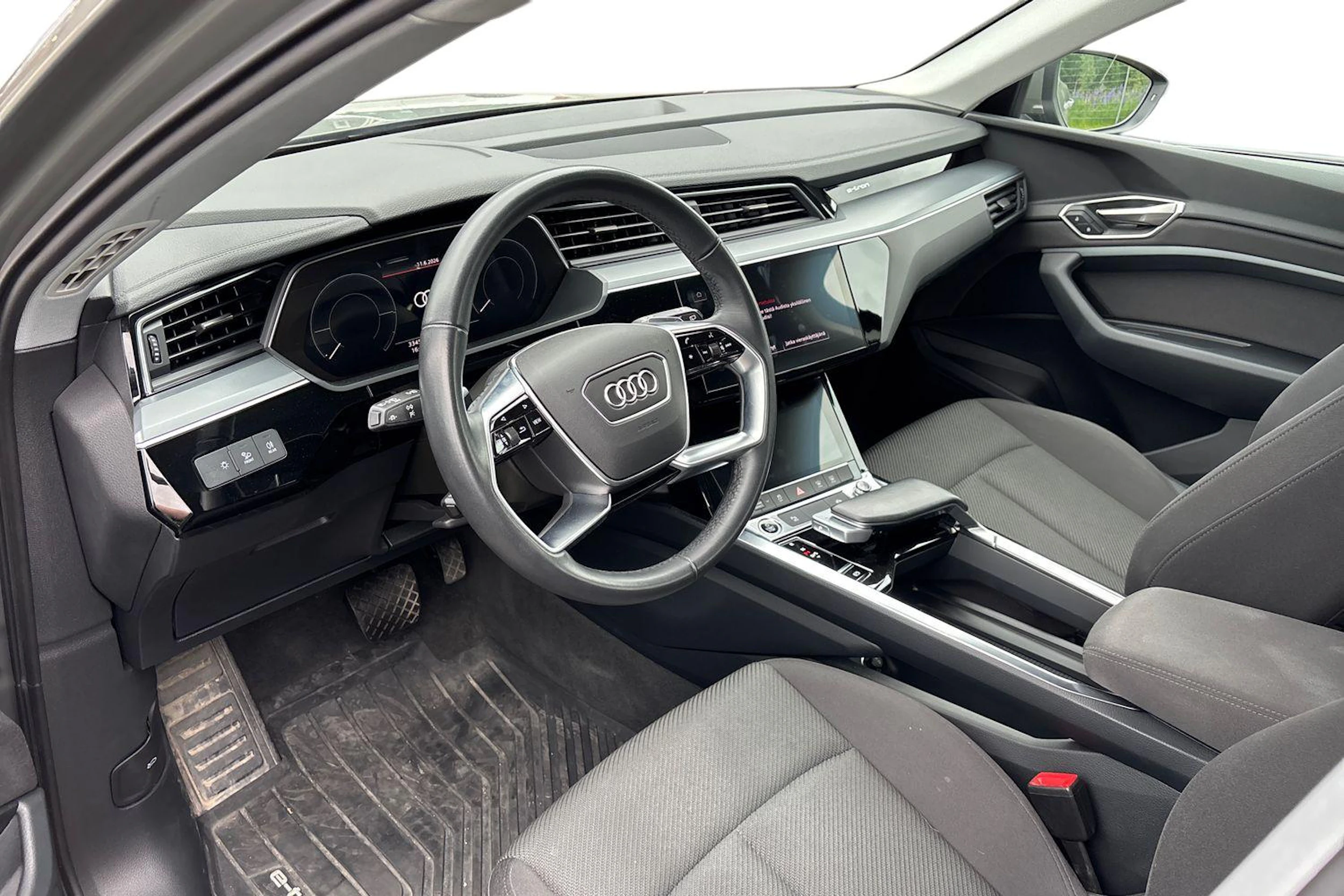 harmaa Audi Q8 e-tron 2024 kuva 3.