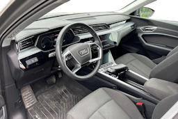 harmaa Audi Q8 e-tron 2024 kuva 3.