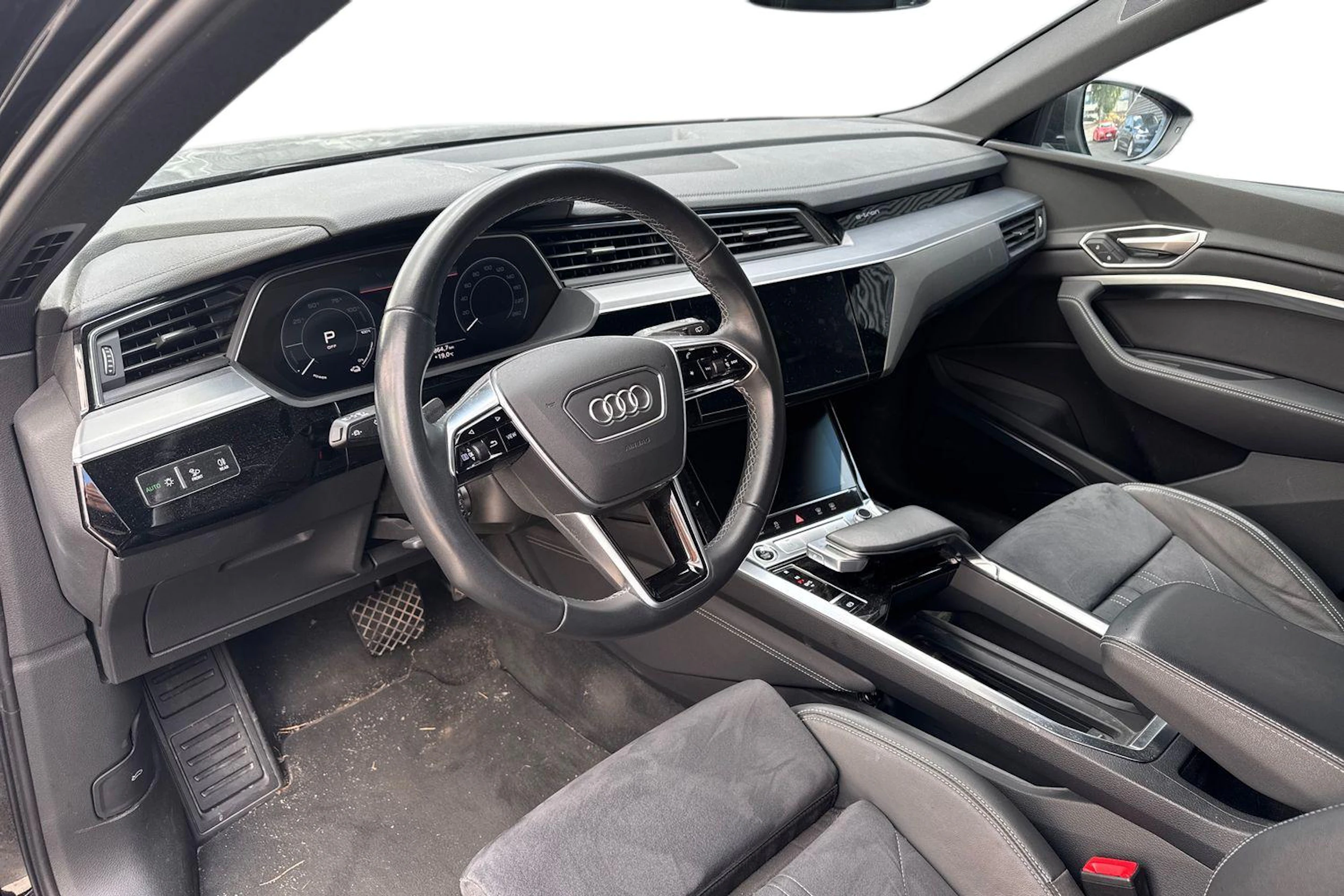 musta Audi Q8 e-tron 2024 kuva 3.