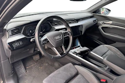musta Audi Q8 e-tron 2024 kuva 3.