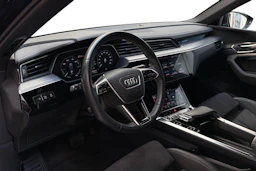 musta Audi Q8 e-tron 2024 kuva 6.