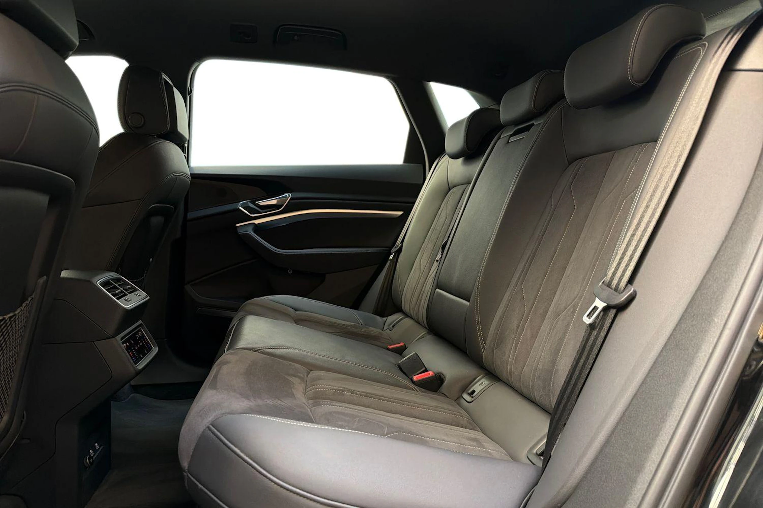 musta Audi Q8 e-tron 2024 kuva 8.