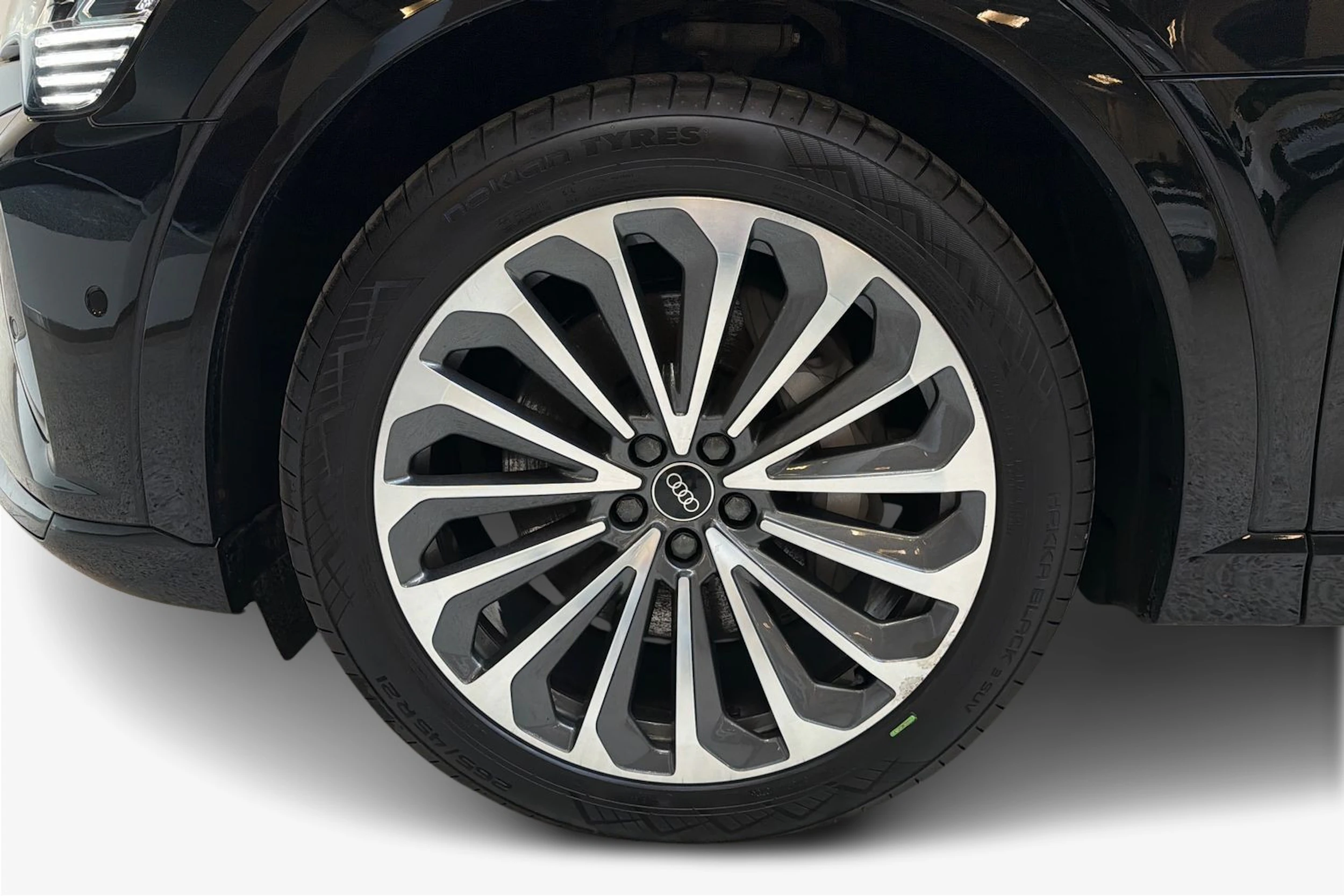 musta Audi Q8 e-tron 2024 kuva 9.